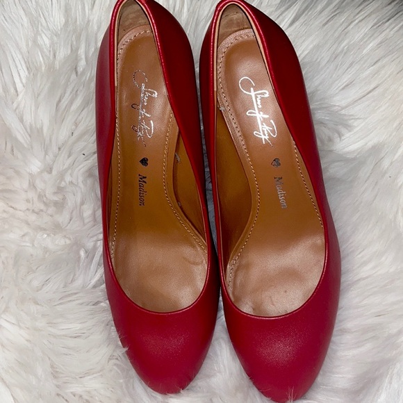 Red leather pump with a low platform - Picture 10 of 11